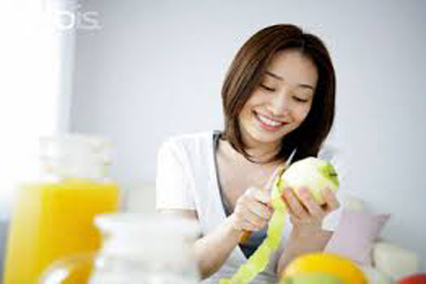 8. Các chuyên gia dinh dưỡng khuyến khích bạn nên gọt bỏ lớp vỏ trái cây hoặc vất lớp lá ngoài cùng. Nghe có vẻ lãng phí nhưng làm như vậy sẽ đảm bảo sức khỏe hơn vì bạn chẳng biết chắc loại nào có thuốc trừ sâu hay không.