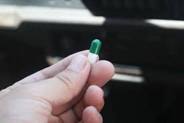 1. Thuốc giảm đau. Loại thuốc này là một trong các loại thuốc như thuốc phiện và codeine, gây buồn ngủ, chóng mặt, hưng phấn và mất phương hướng hàng giờ sau khi uống. Tuy nhiên, trên nhãn của từng loại thuốc thường có hướng dẫn sử dụng để giúp dùng đúng và an toàn. Nếu người dùng không đọc, bỏ qua những thông tin này thì nó có thể gây ra những rủi ro nghiêm trọng khi bạn lái xe.