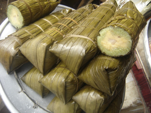 Bánh tét “mật cật” đã làm nên thương hiệu món ăn truyền thống ở Phú Quốc. Thay vì gói bánh tét bằng lá dong hay lá chuối, người dân ở đây dùng lá mật cật để gói bánh. Uu điểm của lá mật cật là gói bánh để được lâu ngày trong khi bánh vẫn mềm dẻo. Ảnh: daophuquoc