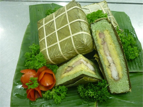 Bánh ăn rất ngon, bùi và thơm hương cốm. Khi cắt bánh chưng có màu vàng ngà của nhân đậu, màu đỏ hồng của thịt heo chín, màu trắng thấp thoáng của nếp dẻo thơm, màu xanh vàng của lá dong hay lá chuối, màu xanh ngọc của cốm. Ảnh: hanguyenfoods