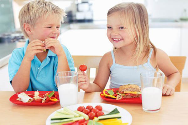 Ăn chậm. Ở bất kỳ độ tuổi nào, ăn chậm là cách tốt nhất để kiểm soát cân nặng. Mặc dù bạn mong muốn trẻ hoàn tất bữa ăn nhanh trong vài chục phút chứ không phải vài giờ, nhưng quan trọng hơn là có thể tập cho trẻ biết ăn từ tốn và nhai thức ăn đúng cách để có một hệ tiêu hóa khỏe mạnh cùng sức khỏe cân bằng, dinh dưỡng.