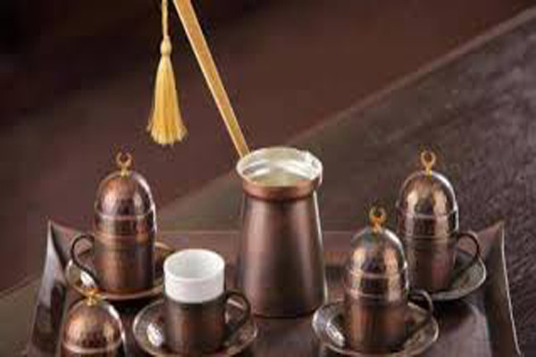 Sau đó người ta quấy đều hỗn hợp đó rồi lại đặt ibrik đun sôi. Khi hỗn hợp sôi và bọt gần trào ra, nhấc ibrik ra khỏi bếp tiếp tục khuấy đều. Khi cà phê đã hơi nguội, lại đặt trở lại bếp đun lửa thật nhỏ. Cứ nhấc ra nhấc vào 3 lần thì xong.