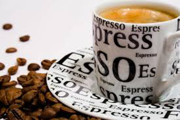 3. Cà phê Ý Espresso. Pha Espresso được đánh giá là một “nghệ thuật”, và người pha cà phê Espresso có thể coi nó là nghệ thuật thể hiện tài nghệ pha cà phê của mình. Máy pha cà phê Espresso là tác phẩm nghệ thuật thực sự do người Ý sáng tạo ra.