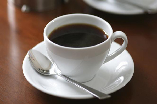 2. Cà phê bùn (Kopi Tubruk). Những người thích thưởng thức cà phê một cách thanh nhã sẽ không chọn Kopi Tubruk. Cà phê bùn rất phổ biến ở Bali và Java (Indonesia) nhờ các thương nhân Trung Đông, vì thế cà phê bùn rất giống với cách pha cà phê Thổ Nhĩ Kỳ hay Hy Lạp. Người ta cho khoảng 2 muỗng cà phê xay nhỏ, thêm đường, nước trái cây địa phương hay sữa đặc vào cốc và thêm nước nóng.