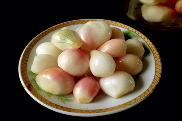 Khi ăn dùng đũa sạch gắp dưa hành ra, rửa qua bằng nước sôi để nguội hoặc nước muối pha loãng, sau đó bóc vỏ ngoài, lấy phần dưa hành trắng nõn để ăn. Nếu ăn không hết thì cũng không đổ vào vại dưa hành mà để ra một bát riêng. Bởi nếu đổ chung lẫn lộn dưa hành rất dễ bị khú và hỏng.