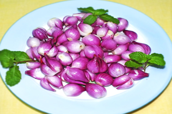 Khi muối dưa hành, chị em cũng không nên bóc tách hết phần bẹ bên ngoài. Chừa lại một hai lớp màu tím để khi ăn thì bỏ phần này đi ăn phần trắng. Và nếu để lớp vỏ tím này lại thì dưa hành cũng lâu bị úng hơn.