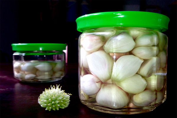 Nên để dưa hành vào vại sứ hoặc thủy tinh thì dưa hành sẽ giữ được lâu hơn. Nếu bỏ vào lọ nhựa thì rất có thể những men chua trong dưa hành sẽ ăn mòn các hóa chất trong lọ nhựa gây hại sức khỏe và dưa rất nhanh hỏng.