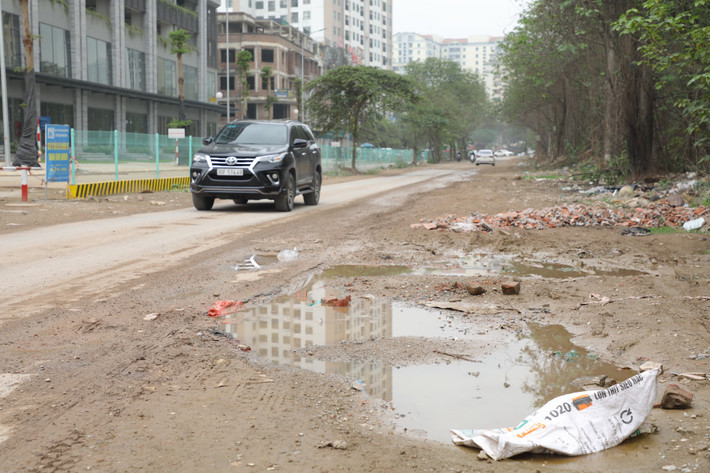 Tuy hạ tầng chưa được hoàn thiện, nhưng hàng loạt các tòa chung cư, nhà liền kề đang tiếp tục được xây dựng san sát dọc con đường này.