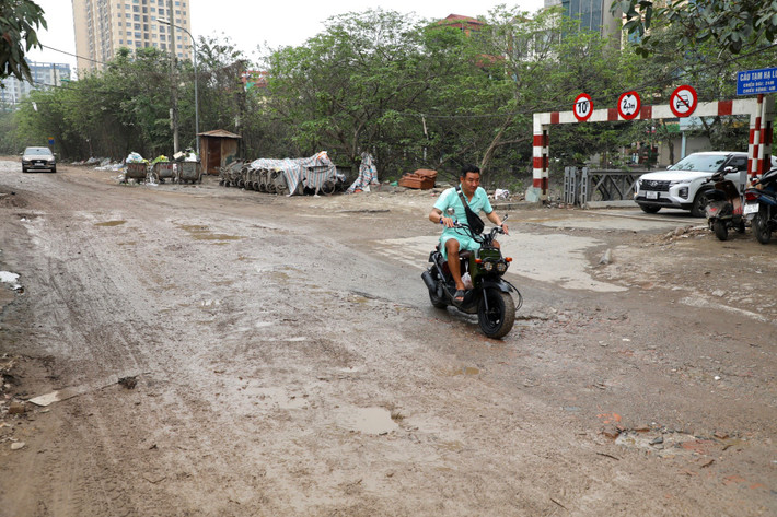 Đường Nguyễn Cảnh Dị (phường Định Công, quận Hoàng Mai, Hà Nội) dài 1,3 km, là một trong những trục đường có vai trò quan trọng trong kết nối giao thông cho khu vực khu đô thị Định Công, Đại Kim, Linh Đàm....