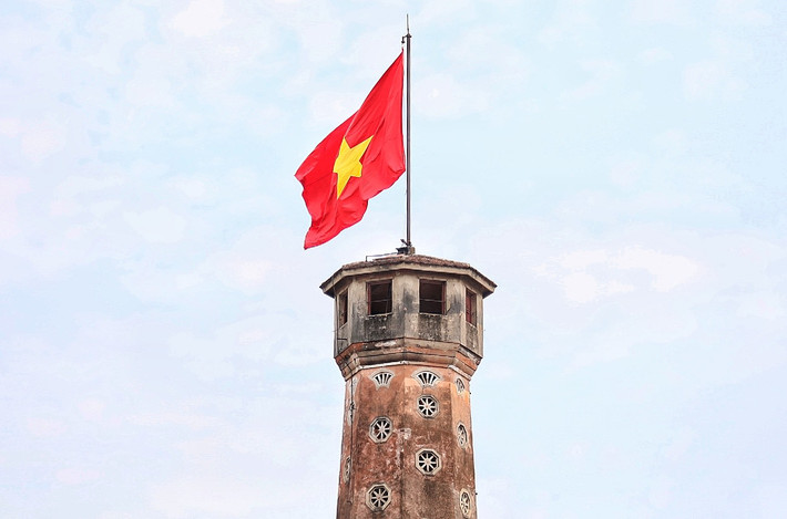 Cờ đỏ sao vàng tung bay trên đỉnh Cột cờ Hà Nội.