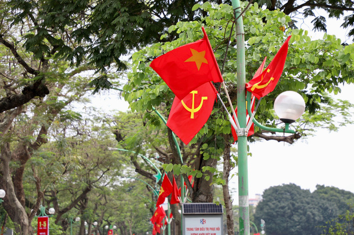 Từ đường lớn tới ngõ nhỏ Thủ đô đều rực sắc đỏ chào mừng 48 năm Ngày Giải phóng miền Nam, thống nhất đất nước và 137 năm Ngày Quốc tế Lao động.