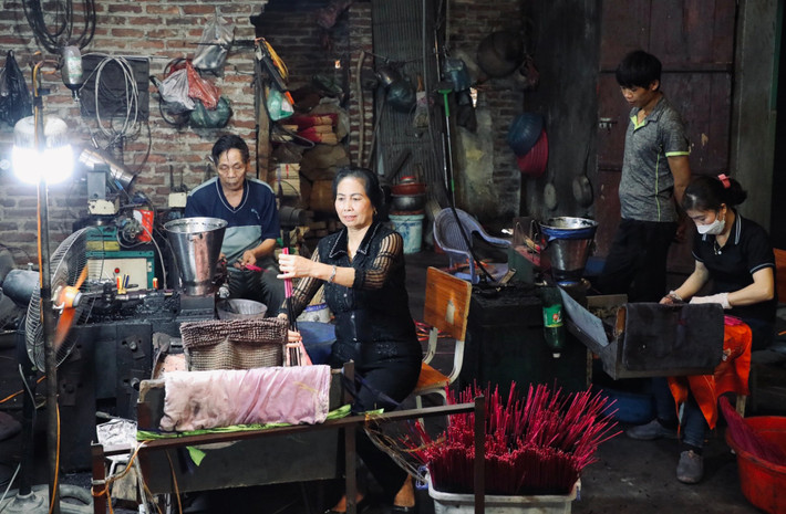 Từ xưa, làng Chóa xã Dũng Liệt, huyện Yên Phong, tỉnh Bắc Ninh đã nổi tiếng với với nghề làm hương đen. Người dân ở đây đến con nít cũng biết se hương đều tăm tắp. Đối với họ, nghề làm hương đen không chỉ mang giá trị cao về truyền thống làng nghề mà còn là văn hoá đặc trưng của làng Choá.