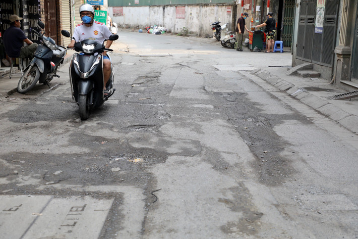 Như vậy còn khoảng hơn 1km đường nữa vẫn đang trong thực trạng xuống cấp. Người dân nơi đây mong chính quyền các cấp sớm sửa chữa toàn bộ tuyến đường để giao thông được an toàn và nâng cao mỹ quan đô thị.