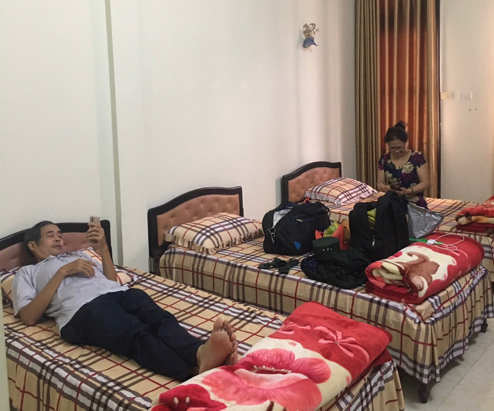 Sau quãng đường xa về đây dâng hương, viếng mộ, nhà khách 27/7 luôn là điểm dừng chân ấm áp, giúp những thân nhân liệt sỹ vơi bớt những mệt nhọc, xoa dịu những mất mát đau thương. Hiện nhà khách 27/7 có 2 tòa nhà với hơn 100 giường trong khu vực khuôn viên rộng, sạch sẽ, thoáng mát.
