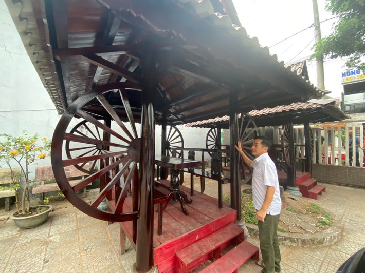 Ông Hoàng Chí, Trưởng Ban quản lý nghĩa trang và tiếp đón thân nhân liệt sỹ cho hay, thường đơn vị đón lượng thân nhân về đây đông nhất là vào các ngày lễ lớn, đặc biệt là ngày thương binh liệt sỹ 27/7. Theo ông Chí dù đơn vị còn gặp không ít khó khăn, song tập thể cán bộ, nhân viên lao động luôn cố gắng thực hiện tốt các nhiệm vụ mà Sở Lao động Thương binh và Xã hội tỉnh đề ra. Trong đó tập trung vào công tác đón tiếp thân nhân liệt sỹ, giúp họ về đây cảm thấy an lòng, ấm áp tình thương yêu.