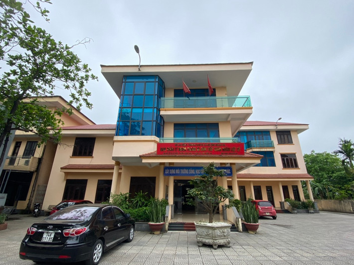 Quảng Trị, mảnh đất anh hùng, chịu nhiều đau thương trong chiến tranh, là địa phương duy nhất trong cả nước có tới 2 nghĩa trang liệt sỹ Quốc gia: Nghĩa trang liệt sỹ Quốc gia đường 9 và Nghĩa trang liệt sỹ Quốc gia Trường Sơn. Để tri ân những mất mát to lớn đó, năm 1997, Quảng Trị đã cho xây dựng nhà khách 27/7 làm nơi đón tiếp các thân nhân liệt sỹ trên khắp mọi miền tổ quốc về với đất thép để viếng mộ, dâng hương.