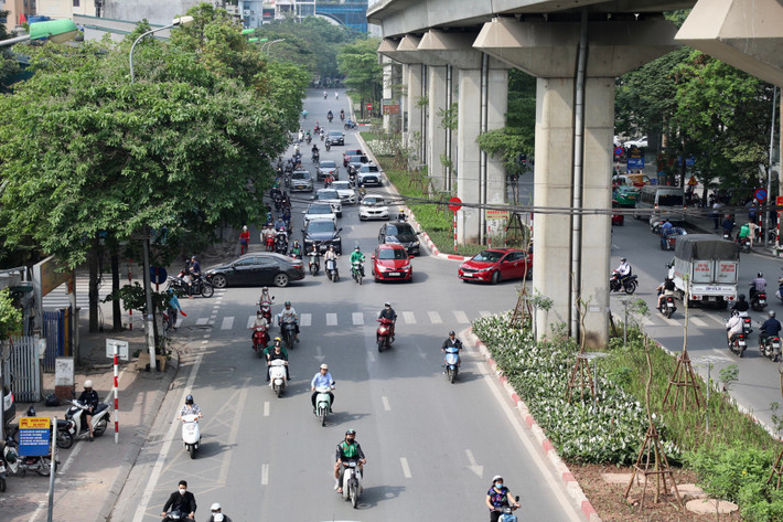 Hào Nam - Hoàng Cầu là một trong những tuyến phố có mật độ giao thông cao, thường xuyên ùn tắc.