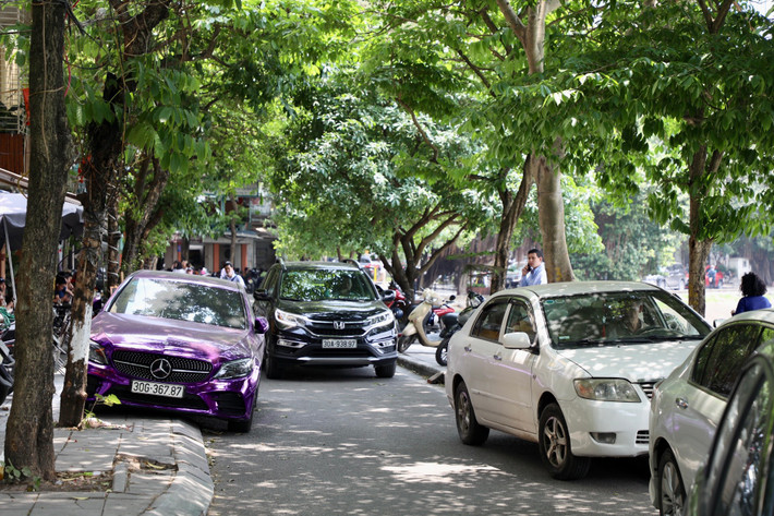 Ô tô đỗ 2 bên vỉa hè, tràn xuống lòng đường khiến giao thông tại đây di chuyển khó khăn.
