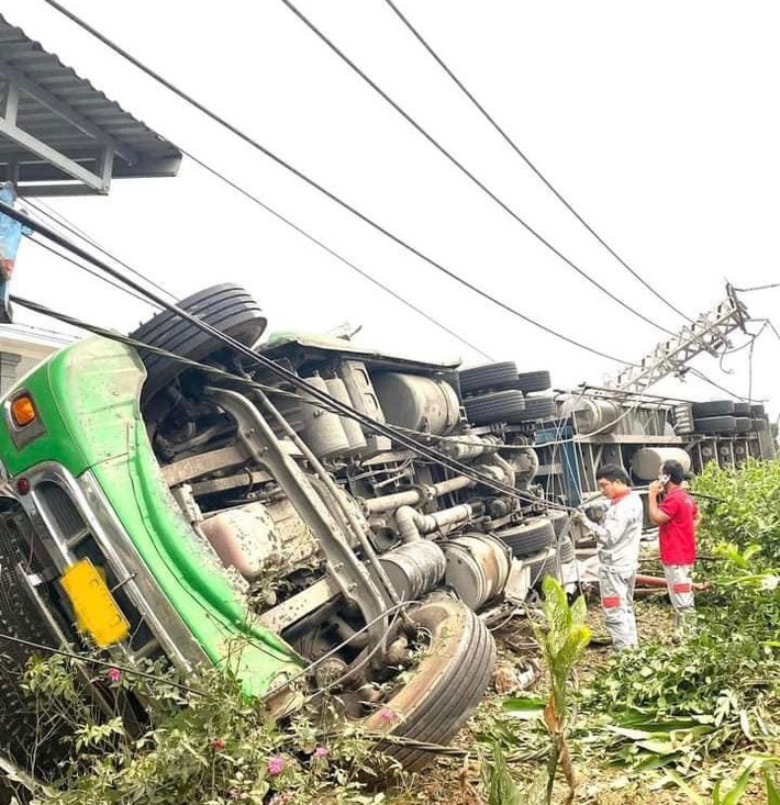 Sau vụ tai nạn lực lượng chức năng tỉnh Quảng Trị đã sớm có mặt tại hiện trường để khắc phục sự cố. (Ảnh CTV)