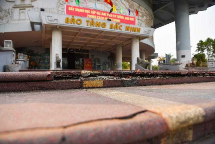 Theo ghi nhận, bậc thềm lối đi vào Bảo tàng đã bị vỡ, nứt toác.