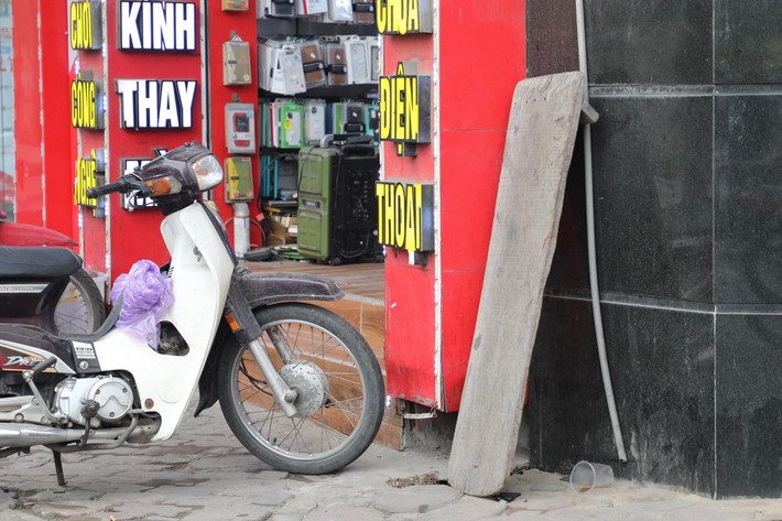 Thậm chí để tiết kiệm chí phí, một hộ kinh doanh còn sử dụng cả bậc thềm bằng gỗ.