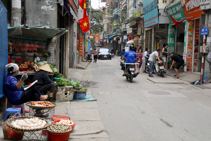 Người dân tại đây cho biết, tuyến đường này thường xuyên xảy ra tai nạn giao thông bởi các "bẫy" này. Cô N.A bán hàng tại tuyến đường này đã 20 năm, bày tỏ sự bức xúc: "Ngày nắng đã hay tai nạn rồi, ngày mưa còn ám ảnh hơn, các xe thi nhau ngã. Khi mưa, nước ngập quá đầu gối, người dân không thể nào mà né cho nổi".