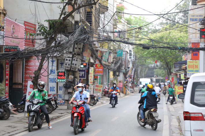 Nhiều năm qua, Hà Nội đã nỗ lực thực hiện ngầm hóa mạng lưới cáp điện lực, viễn thông. Nhiều con phố đã trở lên thông thoáng, khang trang khi hệ thống dây điện được ngầm hóa. Tuy nhiên, tình trạng những bó dây điện, dây cáp ngổn ngang, chằng chịt vẫn còn tồn tại khá phổ biến tại những con phố nhỏ, trong ngõ ngách và các khu dân cư gây mất mỹ quan đô thị, tiềm ẩn nhiều nguy hiểm với người dân.