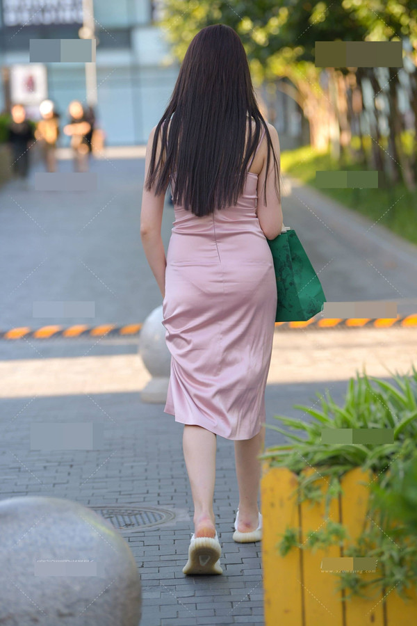 Lụa cũng có tính ứng dụng khá cao, phù hợp với những thiết kế từ mặc nhà đến xuống phố.