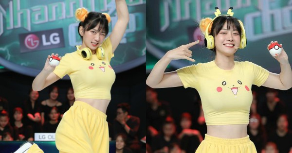 Chiếc áo croptop ôm sát cho phép hot Tiktoker khoe trọn lợi thế hình thể. Tuy nhiên, họa tiết Pikachu khoe vòng 1 ngồn ngộn khiến cô nàng vấp phải nhiều chỉ trích vì “sexy hóa” hình tượng nhân vật hoạt hình gắn liền với tuổi thơ, nhằm show vòng 1 “phồn thực” trên sóng truyền hình.