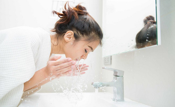 Lưu ý không nên rửa mặt quá thường xuyên. Việc làm này vô tình kích thích tuyến bã nhờ tăng tiết dịch, gây phản tác dụng.