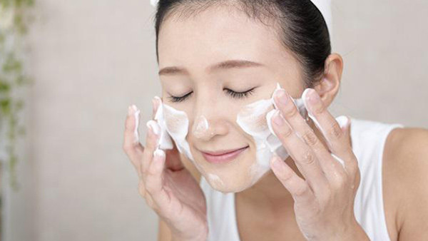 Kiểm soát các yếu tố bên ngoài cũng có ý nghĩa quan trọng trong việc cải thiện làn da. Bạn nên làm sạch da mặt 2 lần/ngày để loại bỏ lớp dầu dư thừa, bụi bám trên mặt.