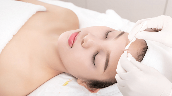 Chuyên gia cho biết, nặn mụn làm tăng nguy cơ nhiễm khuẩn nguy hiểm. Trong số đó, vị trí không nên nặn mụn nhất là khu vực “tam giác nguy hiểm” trên mặt. Vùng tam giác được xác định từ hai bên cánh đến gốc mũi.