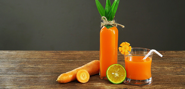 Ngoài ra, bạn cũng có thể dùng cà rốt ép lấy nước để tận dụng lượng axit malic và vitamin C trong chúng. Ảnh: Internet.