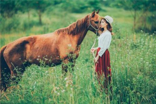 Tuổi Ngọ không nên phiến diện, cần đối xử bình đẳng với mọi người. Sau những ngày nỗ lực, hôm nay con giáp sẽ được đền đáp xứng đáng khi nhận được món tiền rủng rỉnh.