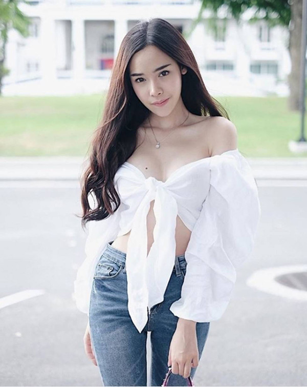 Nếu khéo léo, bạn có thể copy cách diện đồ của mẫu xứ chùa Vàng Wisansaya Pakasupakul: Buộc thắt nút vừa đủ che vòng 1, phối với quần cạp cao. Ảnh: Internet.