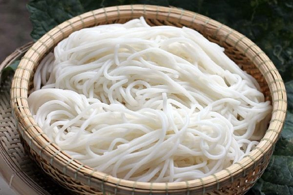 Thực tế, nguyên liệu chính của các loại bún miến là khoai tây, củ dong và khoai lang. Những củ này đều giàu giá trị dinh dưỡng. Tuy nhiên, bún có một đặc điểm là thời gian sử dụng rất ngắn. Để không thiệt hại, nhiều tiểu thương sẽ ngâm mì với formaldehyde giúp kéo dài thời gian bảo quản thành phẩm. Ăn loại bún này, về lâu dài người tiêu dùng sẽ đối diện với nhiều vấn đề sức khỏe.