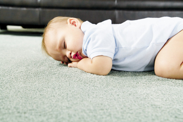 Bên cạnh đó, bạn cũng cần cảnh giác với quần áo, thảm sàn, vỏ điện thoại di động, sơn móng tay, lông mi giả... kém chất lượng. Tất cả chúng đều có nguy cơ lạm dụng formaldehyde gây hại. Ảnh: Internet.