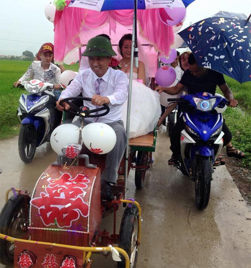 Mới đây, trên mạng xã hội chia sẻ những hình ảnh độc đáo về xe rước dâu "có một không hai" ở Nghệ An. Trong ảnh, cô dâu và chú rể cùng ngồi lên chiếc xe cải tiến bốn bánh độc đáo, xung quanh treo đầy bóng bay và ruy băng màu hồng.