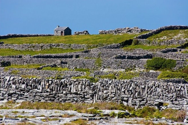 Đối với người dân Ireland, không có gì bất thường, nhưng hầu hết du khách đều tỏ ra ngạc nhiên và đặt khá nhiều câu hỏi khi nhìn thấy các bức tường bằng đá này.