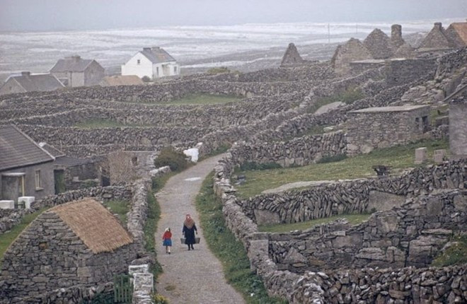 Mặc dù quang cảnh ở Ireland chủ yếu là màu xanh lá cây, chỉ cần đào một con đường nhỏ phía dưới những tấm thảm xanh tươi tốt kia, bạn sẽ nhận ra phía dưới mảng xanh ấy là những mảng đá vôi màu xanh. Chúng có thể được tìm thấy trên khắp đất nước và chiếm hơn một nửa diện tích trên đảo.