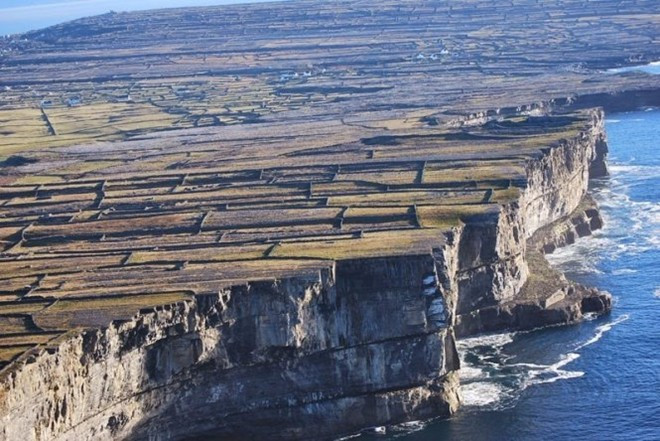 Những tảng đá này đã trở thành vật liệu xây dựng phổ biến cho người dân Ireland, từ những khu lăng mộ Stone Age ở Burren, những pháo đài trên đồi Iron Age của Inishmore cho đến các lâu đài và tu viện từ thời Trung cổ. Những viên đá có ở hầu khắp mọi nơi, đặc biệt phổ biến là những bức tường đá đan chéo nhau trên khắp đất nước.