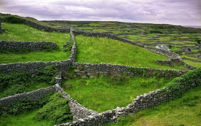 Băng qua các vùng nông thôn ở Ireland từ đông sang tây, một điều gợi nên sự tò mò, cuốn hút đối với hầu hết du khách lần đầu đến tham quan là hàng trăm dặm các bức tường đá kỳ lạ ở Ireland chạy khắp các vùng đất canh tác nông nghiệp theo hầu hết ngã hướng đều có thể nhìn thấy.