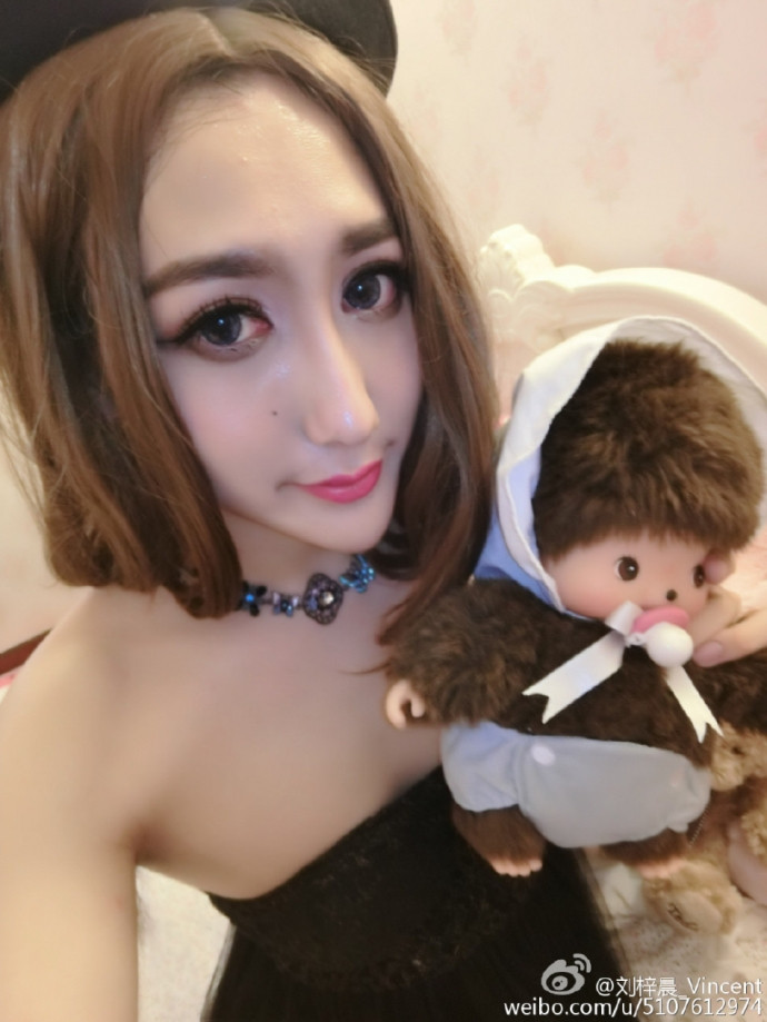 Ngay lập tức những bức ảnh lại bị “ném đá” dữ dội và mọi người còn đặt cho anh cái tên là “xà tinh nam”.