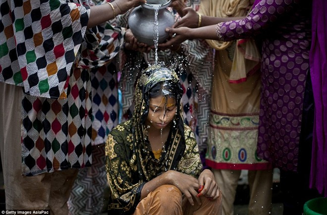 Akhter chuẩn bị làm đám cưới cùng chú rể 32 tuổi. Ở Bangladesh, phần lớn các thiếu nữ bị ép lấy chồng trước khi tròn 18 tuổi.