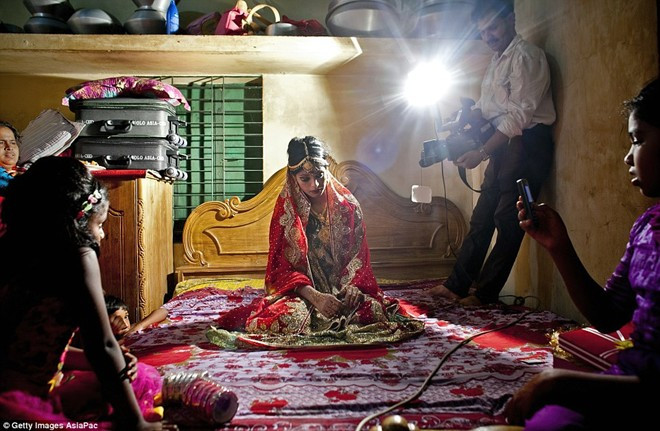 Akhter không hé nụ cười trong khi chụp ảnh kỷ niệm tại nhà riêng.