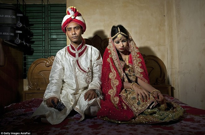 Do Bangladesh vốn là một nước nghèo nên các gia đình có con gái thường gả con từ khi còn nhỏ. Nhiều ông bố bà mẹ cũng cho rằng hôn nhân là cách giúp con họ tránh bị quấy rối hoặc tấn công tình dục.