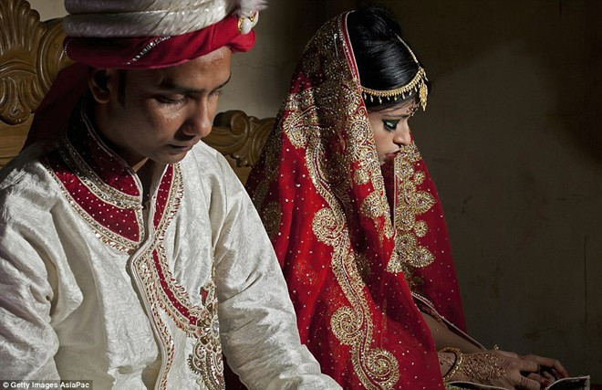 Anh Mohammad Hasamur Rahman, 32 tuổi, trở thành chồng của Akhter theo sự sắp đặt của hai gia đình.
