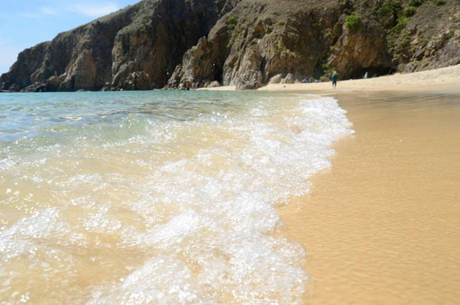 Bãi cát trắng, dài và mịn, những cơn sóng biển êm ái chính là điểm đến lý tưởng cho những bạn muốn được hòa mình vào làn nước trong xanh. Ảnh: Nhi Nguyễn.