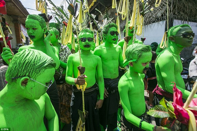 Lễ hội kỳ lạ Grebeg của người dân vùng Gianyar ở đảo Bali, Indonesia, diễn ra 6 tháng một lần. Lễ hội gần nhất diễn ra vào ngày 19/8. Người dân sơn lên mặt và cơ thể những màu sắc sáng sủa như xanh lá cây, cam, trắng để xua đuổi tà ma. Ảnh: EPA