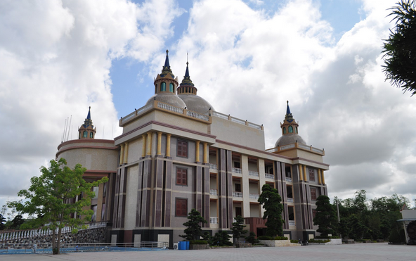 Biệt thự của đại gia Trầm Bê ở xã Hàm Giang, huyện Trà Cú, tỉnh Trà Vinh. Biệt thự này có thể coi như một tòa lâu đài lộng lẫy với 5 tháp trên mái. Tòa lâu đài này nằm trên khu đất rộng hơn 30ha, trong khuôn viên có rất nhiều cây cảnh, đặc biệt có hơn 1.000 cây tùng các loại được nhập từ Nhật Bản về, với nhiều cây có giá đến gần triệu đô.